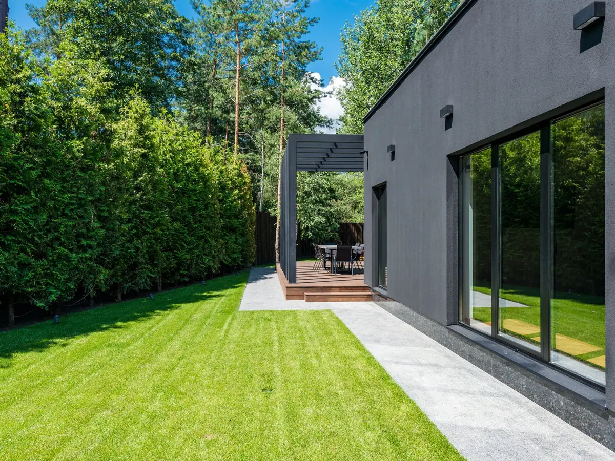 Jardin contemporain avec massifs structurés et pelouse à Strasbourg
