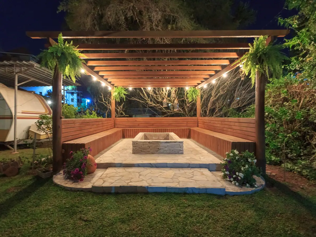 Terrasse avec éclairage d’ambiance à la tombée de la nuit à Barr