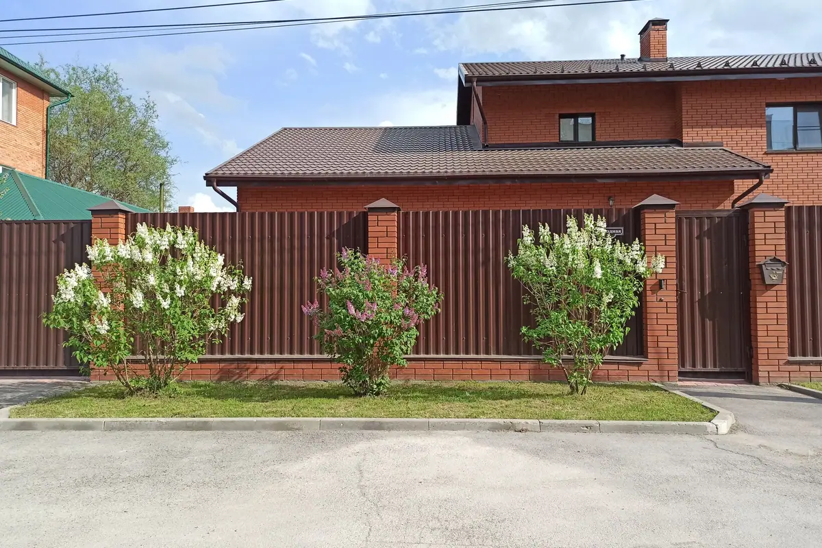 Clôture moderne et portail posés autour d’un jardin en Alsace